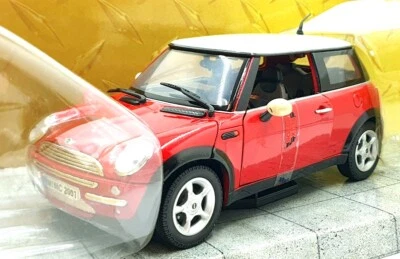 Motormax 1/18 Scale - 73100 - MINI Cooper 2001 - Red/white - Image 1 of 4