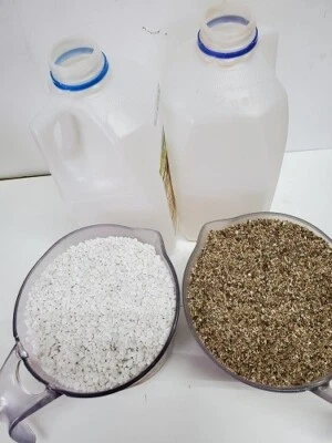 Perlita y Vermiculita - 1/2 GAL. CADA UNO en contenedores separados Foto 1 de 2