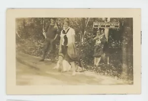 Vintage Foto Fun Lady Friends Embraced Winchester NH Northfield MA Schild 1920er - Bild 1 von 2