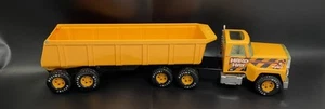 Semirremolque y remolque de volteo de metal amarillo de construcción de sombrero duro de nylint de colección 1/24 - Imagen 1 de 21