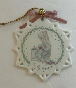 "An meine Oma" Precious Moments Pastell Porzellan Schneeflocke Heilige Bibel Ornament - Bild 1 von 4