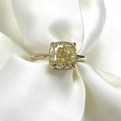 Anillo de compromiso de diamantes con cojín cultivado en laboratorio IGI 3,50 TCW (3,19 QUILATES) de oro amarillo de 14 k Foto 1 de 4