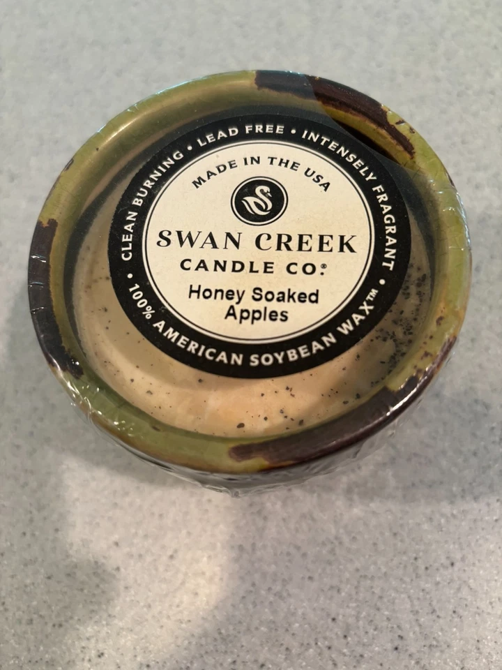SELLADO - Swan Creek Candle Company, 9 oz. Vela de cerámica - manzanas empapadas en miel Foto 1 de 3