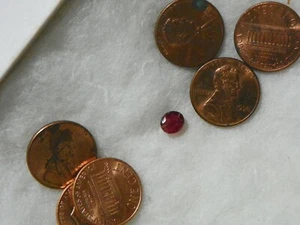 Rubin 1,62 ct 6,0x6,8x3,9 mm oval transparent schwer natürliche Mängel rot lila - Bild 1 von 2