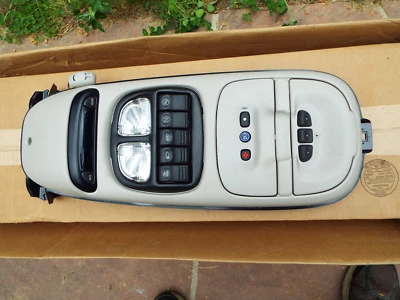 Oldsmobile Silhouette 2001 consola superior con controles. Foto 1 de 3