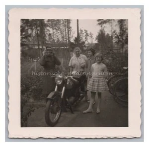 Familia en moto - Foto antigua años 60 - Imagen 1 de 2