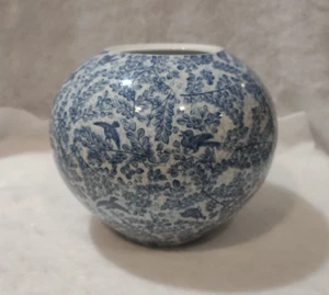Vintage japanische Porzellan Vase blaue Landschaft Aarita Bluebirds Design 8" x 7" - Bild 1 von 9