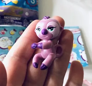 Fingerlings Mini Serie 1 Legendario Perezoso Puro Brillo Margen Fingerling WowWee - Imagen 1 de 9