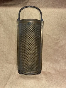 Grattugia per formaggio vintage in ottone. Manico attorcigliato. Vecchi rivetti. - Foto 1 di 5