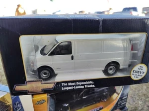 Chevy Express 1996 Chevrolet Express escala 1 24 modelo diecast blanco Brookfield Collectors Guild  - Imagen 1 de 10