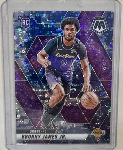 2024-25 Panini Mosaic Fast Break Bronny James Jr. #214 Camuflaje Azul Disco RC/35 - Imagen 1 de 2
