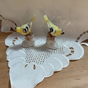 Vintage MCM Ceramic Goldfinch Birds Salt & Pepper Shakers. Hand Painted. - Picture 1 of 4