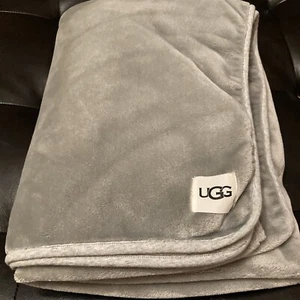 UGG Soft Throw Cozy Blanket Gray Snuggle Warmth Luxury Logo - Picture 1 of 5