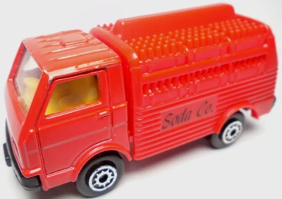 КРАСНЫЙ ЛИТОЙ ГРУЗОВИК ДЛЯ НАПИТКОВ MAISTO SODA CO. 1:64 2 5/8 ДЮЙМА С ЖЕЛТЫМ САЛОНОМ - Изображение 1 из 4