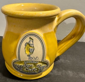 Taza de café Deneen Pottery lanzada a mano "Otro huevo roto" Morrisville, Carolina del Norte 2012 - Imagen 1 de 11