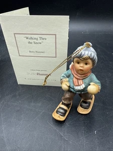 Ornamento natalizio Berta Hummel Goebel "Camminando attraverso la neve" con certificato di autenticità - Foto 1 di 6