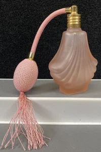 Vintage zartrosa Milchglas Flasche Parfüm Puff Zerstäuber mit rosa Quasten - Bild 1 von 4