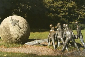 Escultura de la Tierra --POSTAL - Imagen 1 de 2