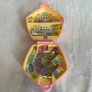 VTG 1992 Polly Pocket Polly Baby Care Center In The Nursery Compact 1 Baby Doll - Picture 1 of 3
