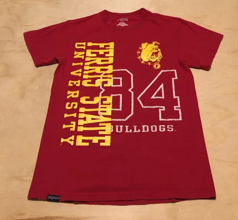 P747 Ferris State University Bulldogs Jansport T-Shirt Red SZ Small #84 Cover