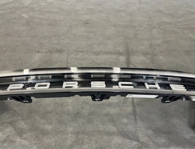 Luz LED central reflector parachoques trasero OEM Porsche 9J1 Taycan 9J1945081 Foto 1 de 4