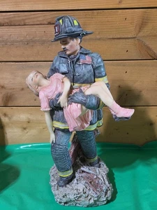 F.D.N.Y Feuerwehrmann Rettungsmädchen Statue 11 cm groß - Bild 1 von 5