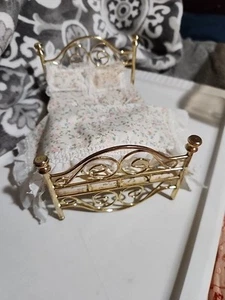 Vtg  Concord Dollhouse Miniature Brass Bed Gold Metal Frame Mattress Bedding - Picture 1 of 6