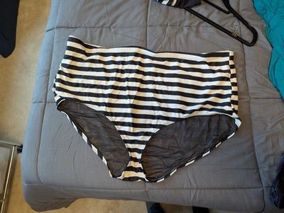 Pantalón de baño tórrido a rayas azul marino y blanco Foto 1 de 4