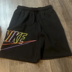 Nike Sportswear Club Fleece Standard Fit Shorts Herren S schwarz bunt Swoosh - Bild 1 von 9