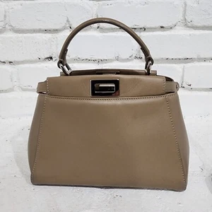 Borsa a mano FENDI Peekaboo a 2 vie in pelle grigia tracolla ferramenta argento - Foto 1 di 15