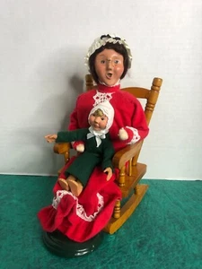 Byers Choice Caroler anciana en mecedora con niño - Imagen 1 de 7