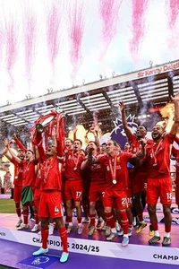 Liverpool League Champions 2025 - Trophy Celebration - Soccer - POSTER 20"x30" - Picture 1 of 3