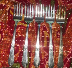 5 Hiawatha IS International Silver Rogers "Memory" Silver Plate salad forks 1937 - Picture 1 of 2