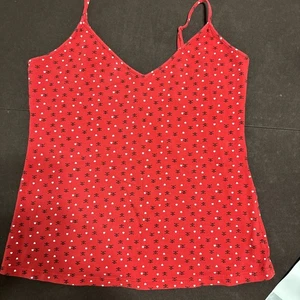 Camisa Cami Roja Con Huesos Cruzados Esqueleto Y Corazones Talla 2 Por Torrid - Imagen 1 de 4
