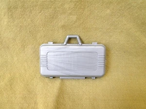 Graue Kunststoff Aktentasche für Actionfigur - Bild 1 von 3