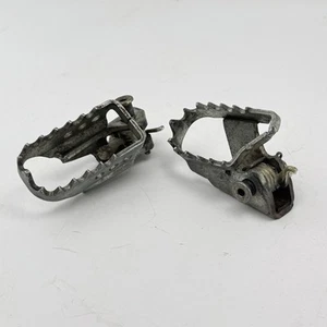 2005 Yamaha TTR125 TTR 125 / OEM Nice FOOT PEGS WITH PINS & SPRINGS - Picture 1 of 11