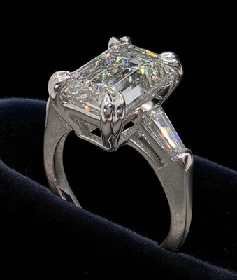 Anillo de diamantes cultivados en laboratorio corte esmeralda 4,50 quilates D VS1 certificado IGI platino Foto 1 de 4