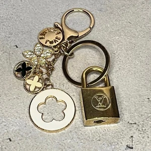 Louis Vuitton Lock #204 w/ a Flower Love Keychain & 2 Fleur Charms - Picture 1 of 4