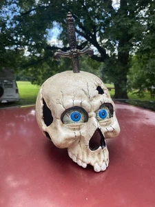 Vintage großer Gusseisen Totenkopf mit Dolch - Augen öffnen & schließen  - Bild 1 von 6