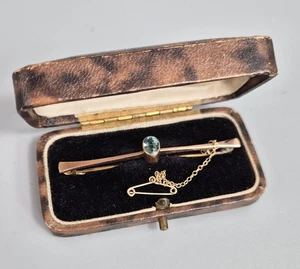 Antiguo broche de barra de aguamarina de oro amarillo de 9 quilates con cadena de seguridad - Imagen 1 de 7