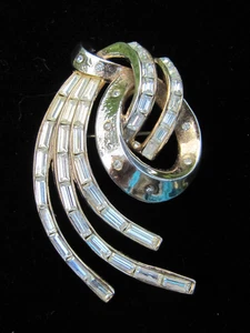 Vintage Crown Trifari Pat Pend Baguette Rhinestones - Gold Tone Metal Ribbon Pin - Picture 1 of 2