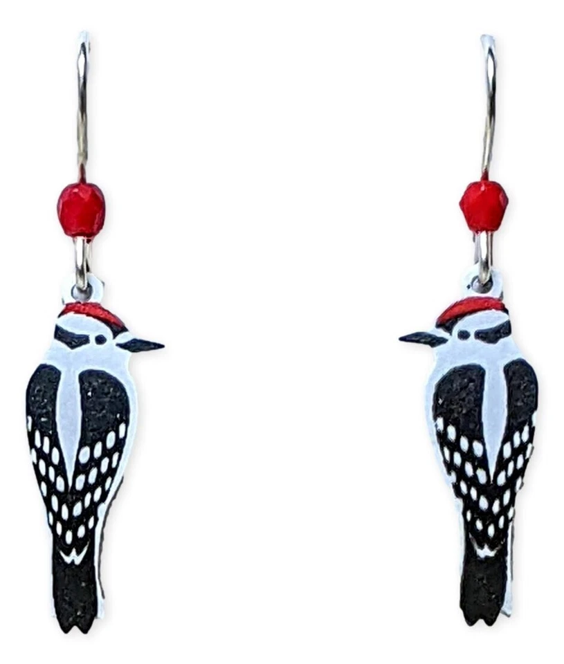 Pendientes hipoalergénicos DOWNY WOODPECKER, enchapados en plata de ley, de Sienna Sky Foto 1 de 1