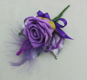 NEW PURPLE ROSE/FEATHER/SILVER CORSAGE-BRIDE MUMS WEDDING FLOWERS BUTTONHOLES - Picture 1 of 3