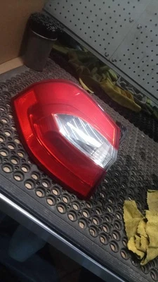 Conjunto de luz trasera izquierda usado se adapta a: 2013 Kia Rio Htbk cuarto panel montado inca Foto 1 de 4