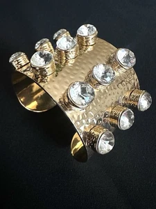 Natasha Manschette gehämmert Kristalle verziert breites Armband / Gold - Bild 1 von 6