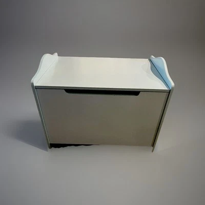 Caja de juguetes de madera con cierre de seguridad Foto 1 de 3