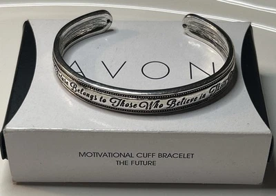 Brazalete motivacional Avon 2017 “El futuro” tono plata 2,25” en caja raro Foto 1 de 4