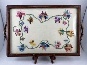 Kreuzstich / Nadelspitze Serviertablett Blumen unter Glas Holz Bambus Vintage - Bild 1 von 5