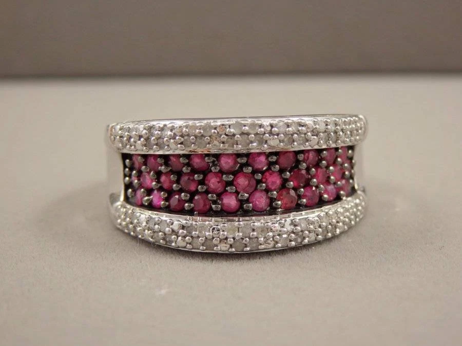 Anillo Carol Brodie Rarezas Pavé Rubí y Circón Blanco Banda - Talla 10 Foto 1 de 4