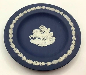 Vintage Jasperware Wedgwood Blue Chariot Horse Plate 11cm - Picture 1 of 3
